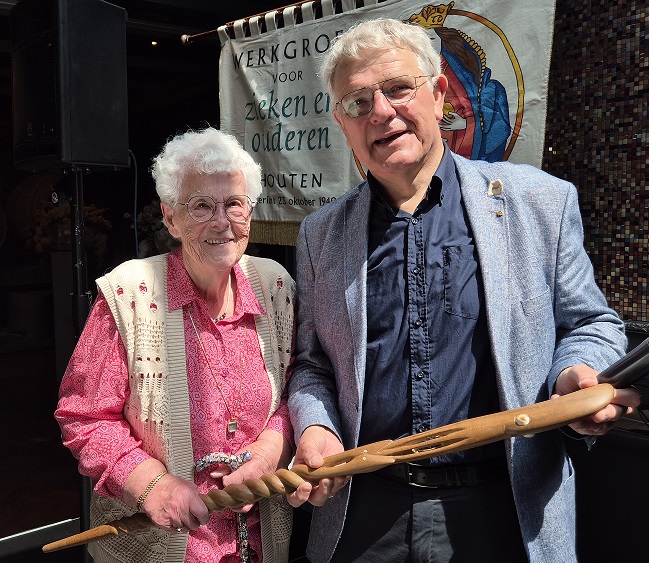 foto van Toos van Arnhem die de wisselwandelstok ontvangt