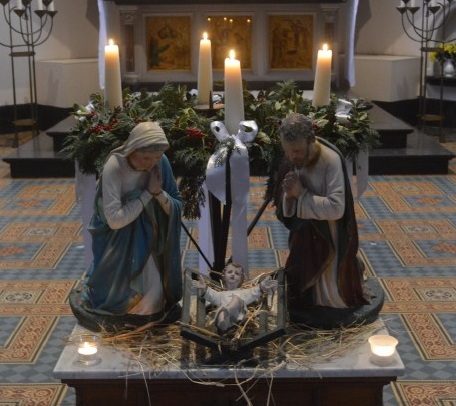 kleine beeldengroep maria jozef en baby jezus