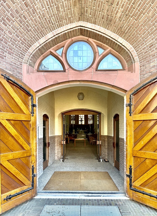 Open deur van de Johannes de Doperkerk in Wijk bij Duurstede